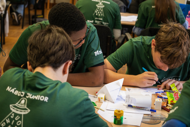 Teinehmer:innen bei NÁBOJ Junior am Erwin Schrödinger Institut 2025