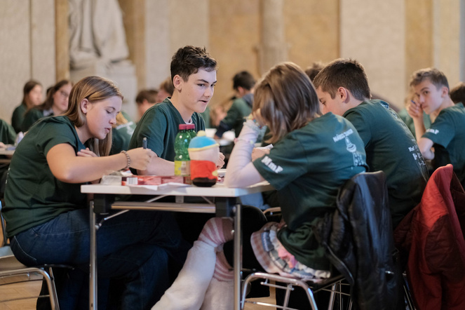 Teinehmer:innen bei NÁBOJ Junior an der technischen Universität in Wien 2025