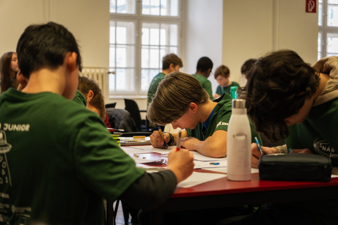 Teinehmer:innen bei NÁBOJ Junior am Erwin Schrödinger Institut 2025