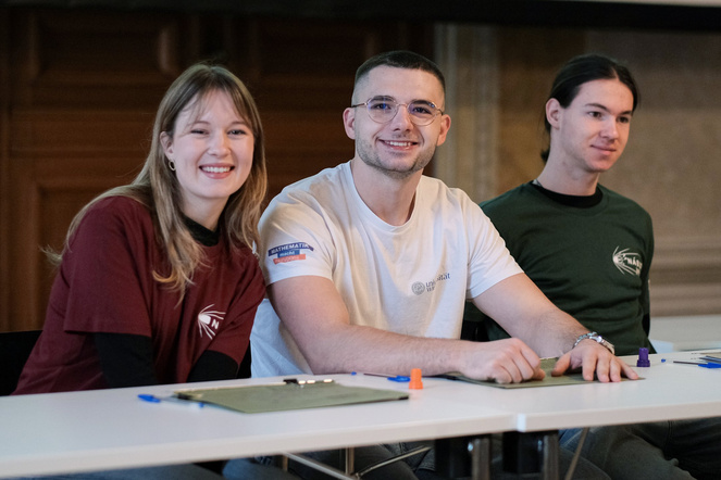 Teinehmer:innen bei NÁBOJ Junior an der technischen Universität in Wien 2025