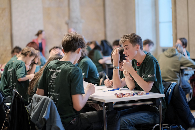 Teinehmer:innen bei NÁBOJ Junior an der technischen Universität in Wien 2025