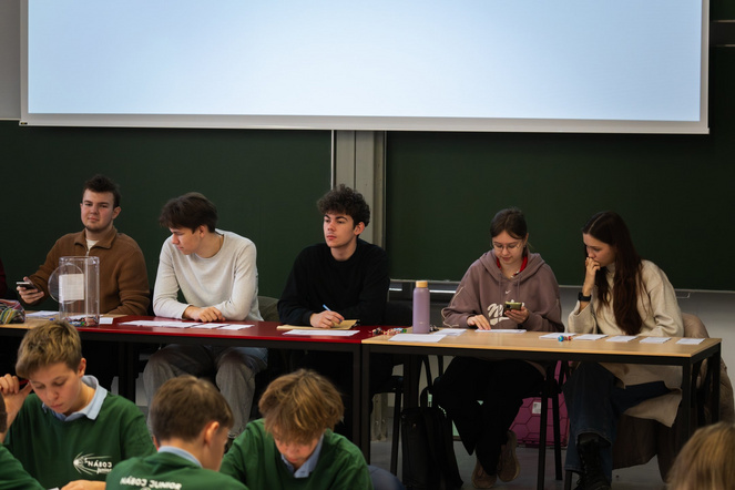 Teinehmer:innen bei NÁBOJ Junior am Erwin Schrödinger Institut 2025