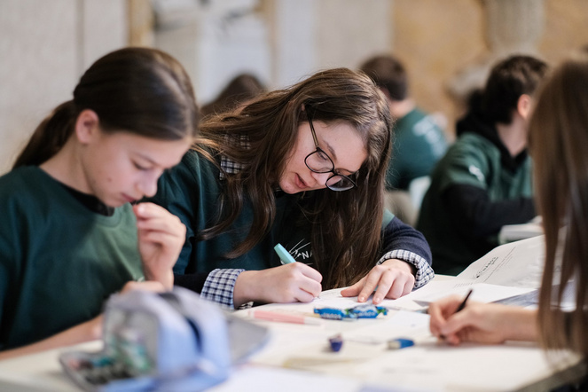 Teinehmer:innen bei NÁBOJ Junior an der technischen Universität in Wien 2025